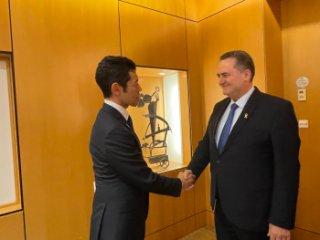 Visite de courtoisie du ministre délégué auprès du ministre des Affaires étrangères TSUJI Kiyoto au ministre israélien des Affaires étrangères Israël KATZ